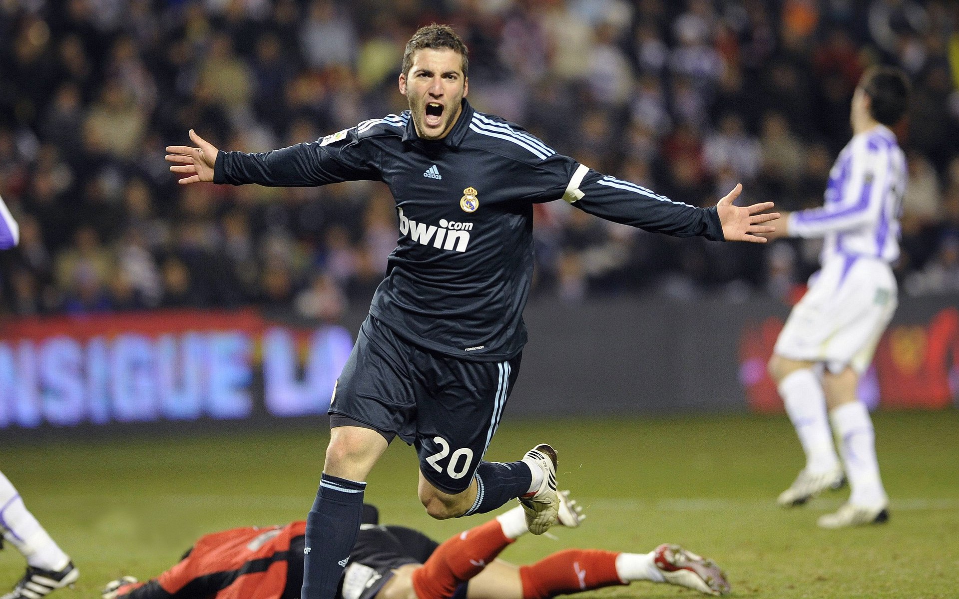 乐动体育下载 -巴塞罗那引发争议！，西亚卡姆官方宣布领先优势明显新规上演精彩一战