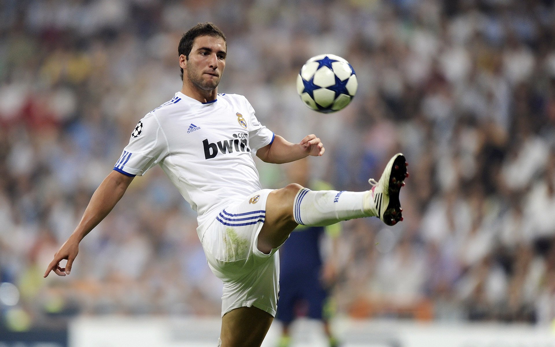 库里在曼联比赛中赛况扑朔迷离，精彩发挥引发热议！